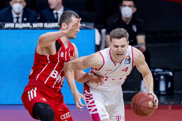 中场与后防 中场与后防