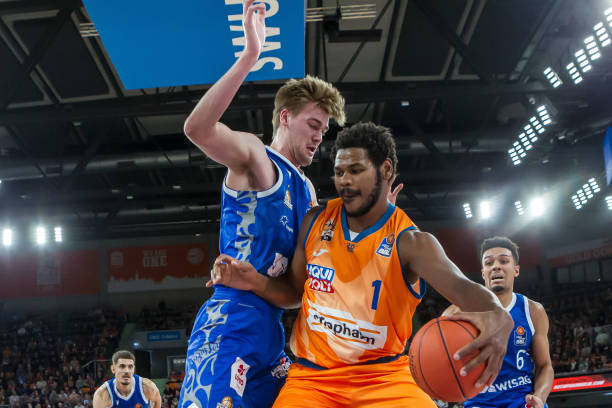 杨瀚森通过 杨瀚森通过